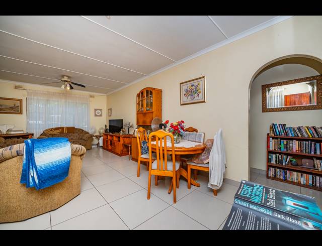 3 BEDROOM HOUSE TO LET IN CAVERSHAM GLEN